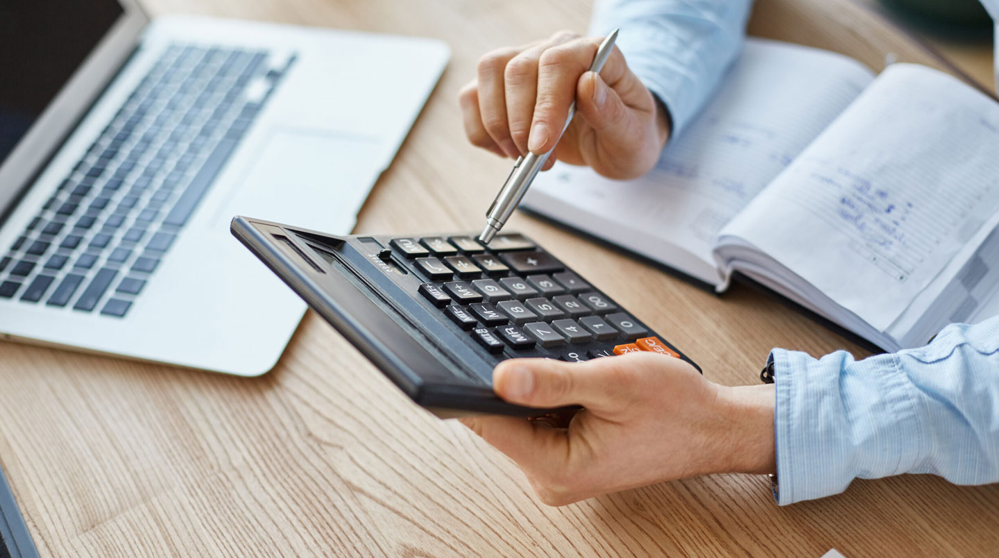 Facture EHPAD détaillée (2 800 € total décomposés) avec calculatrice et feuille de calculs manuscrits montrant application du taux de déduction de 25%
